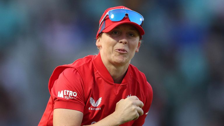 Heather Knight celebrates England&#39;s win over Australia in the second T20 international at The Oval