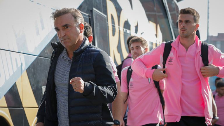 Celta Vigo&#39;s head coach Carlos Carvalhal, left, leaves the team bus ahead of the Spanish La Liga soccer match between Celta Vigo and Barcelona at the Balaidos stadium in Vigo, Spain, Sunday, June 4, 2023. (AP Photo/Lalo R. Villar)