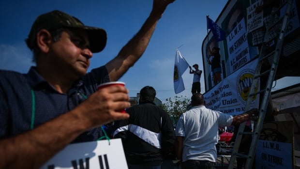 Striking B.C. port workers to hold rally as labour negotiations resume