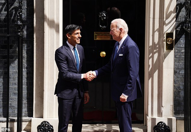 Joe Biden walked up to the steps of the famous building and was greeted with a warm handshake by Rishi Sunak