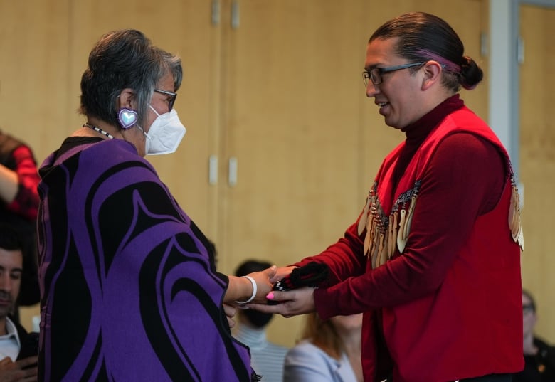 Two politicians shake hands.