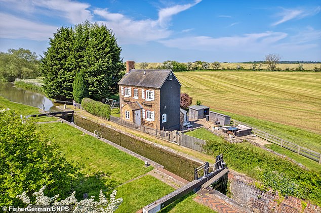 This quirky lock keeper’s cottage on the Oxford Canal has gone on sale for £400,000