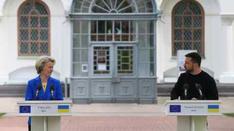 From left, President of European Commission Ursula von der Leyen and Ukrainian President Volodymyr Zelenskyy