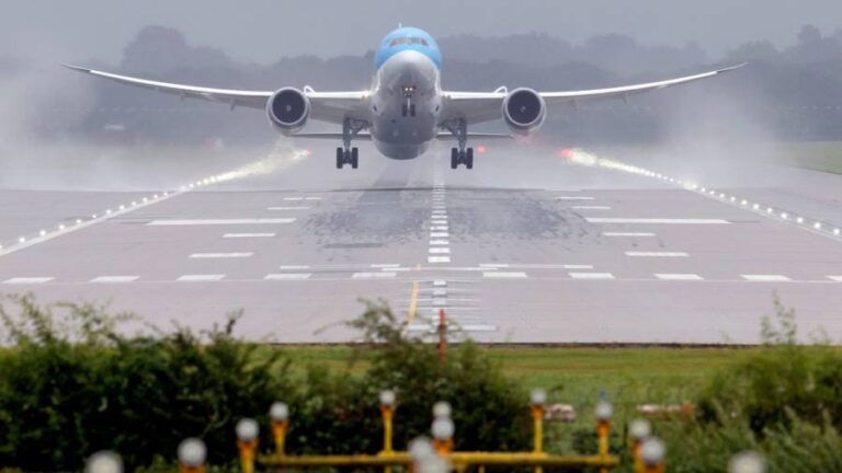 London’s Gatwick airport submits plans to increase capacity by 60%