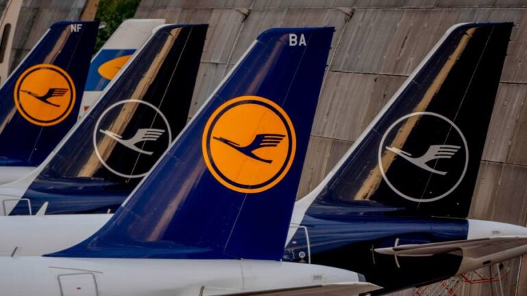 Deutsche wins credit card deal for Lufthansa frequent-flyer scheme