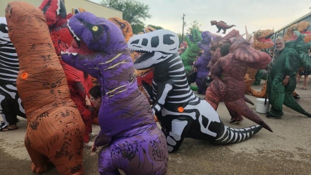 Dance party for 1,000 dinosaurs follows Dundurn, Sask., challenge to world record