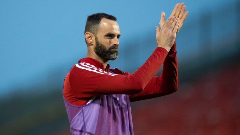 Joe Lewis: Aberdeen goalkeeper leaves after seven years as Barry Robson thanks ‘colossal figure’ | Football News