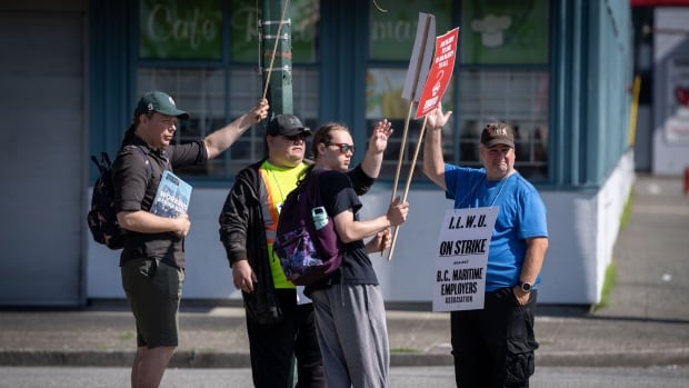 Port union warns Ottawa to ‘stay out of our business,’ as strike talks fail to reach deal