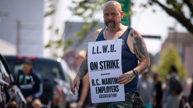 B.C. port strike enters Day 5, with talks deadlocked over maintenance