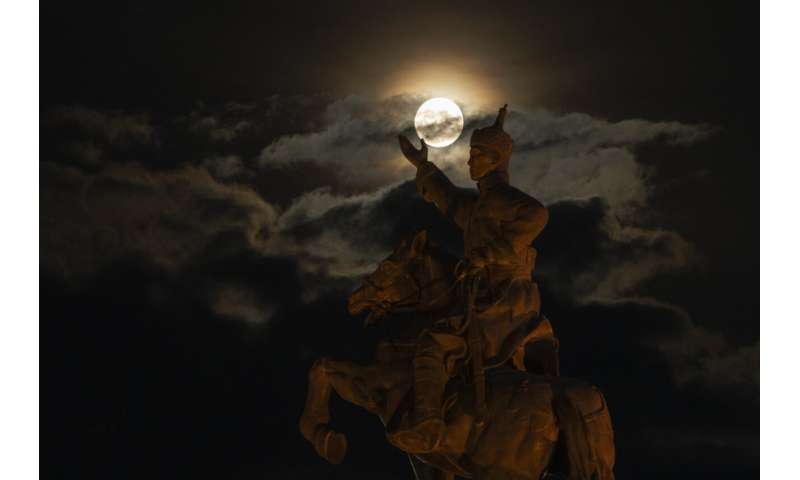 Rare blue supermoon dazzles stargazers around the globe