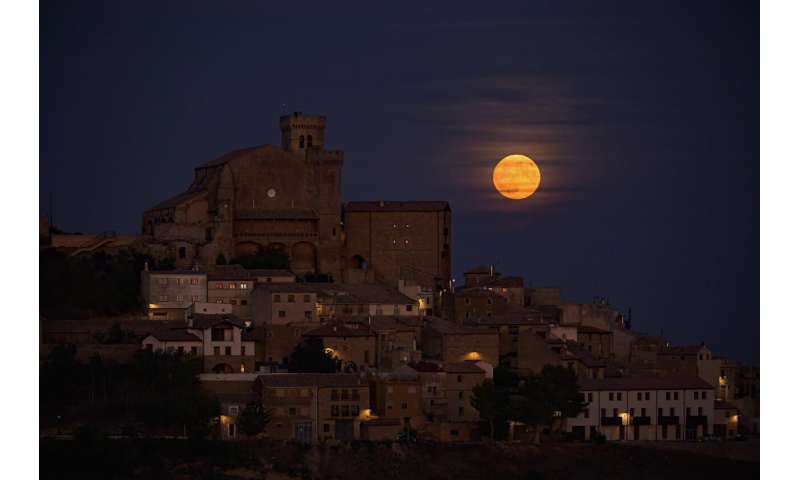 Rare blue supermoon dazzles stargazers around the globe