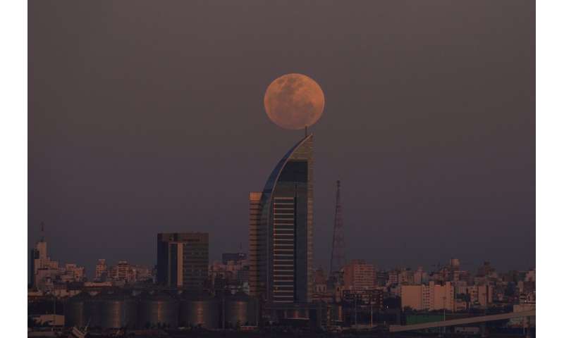 Rare blue supermoon dazzles stargazers around the globe