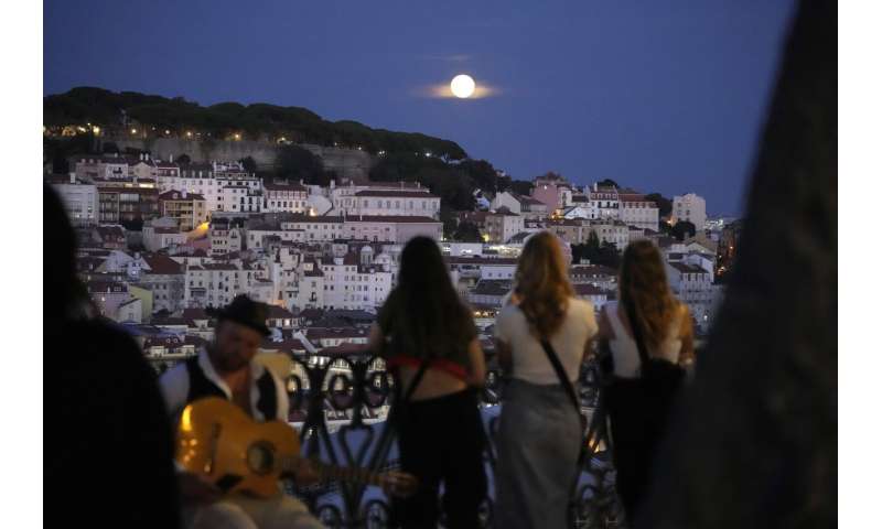 Rare blue supermoon dazzles stargazers around the globe