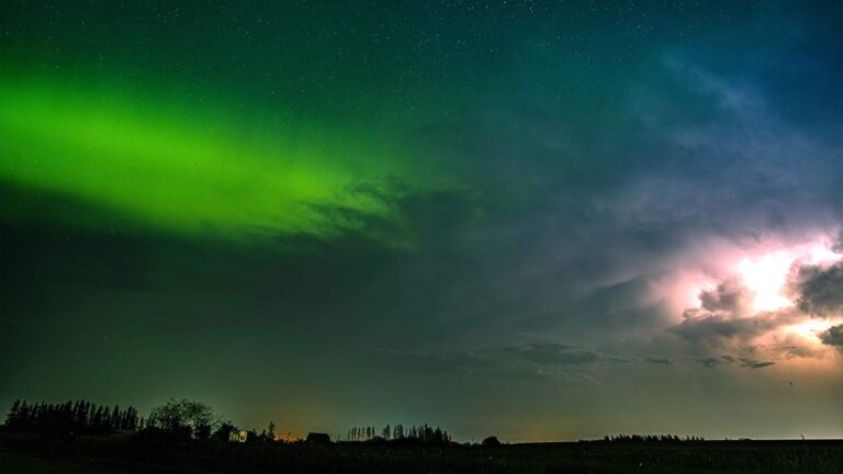 #TheMoment the northern lights and lightning converged over Saskatchewan