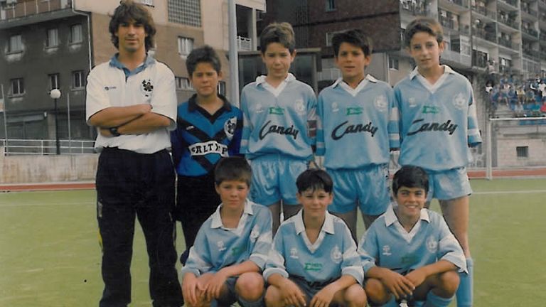 Xabi Alonso (bottom row, left) and Mikel Arteta (bottom row, right) were team-mates at Antiguoko (Credit: Antiguoko)