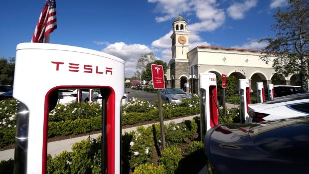 When it comes to EV chargers, Canada is way behind the U.S., analysis shows