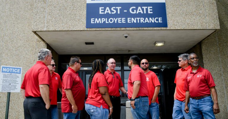 Auto Strike Looms, Threatening to Shut Detroit’s Big 3