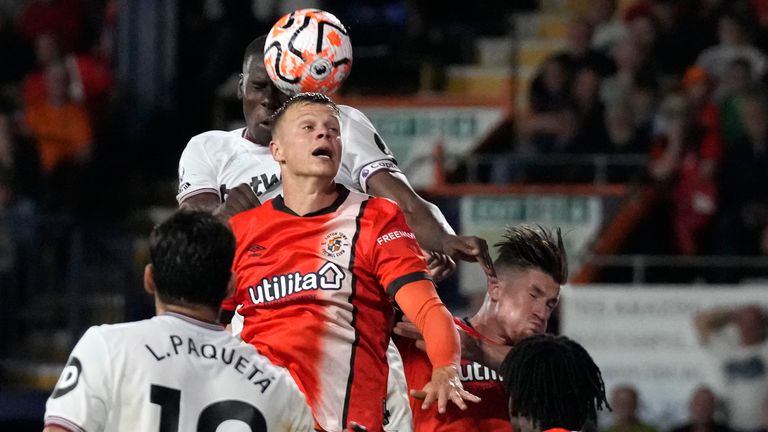 Kurt Zouma heads in West Ham&#39;s second goal