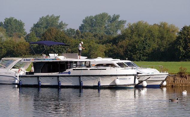 A lovely start to a Sunday with people out by the River Thames this morning