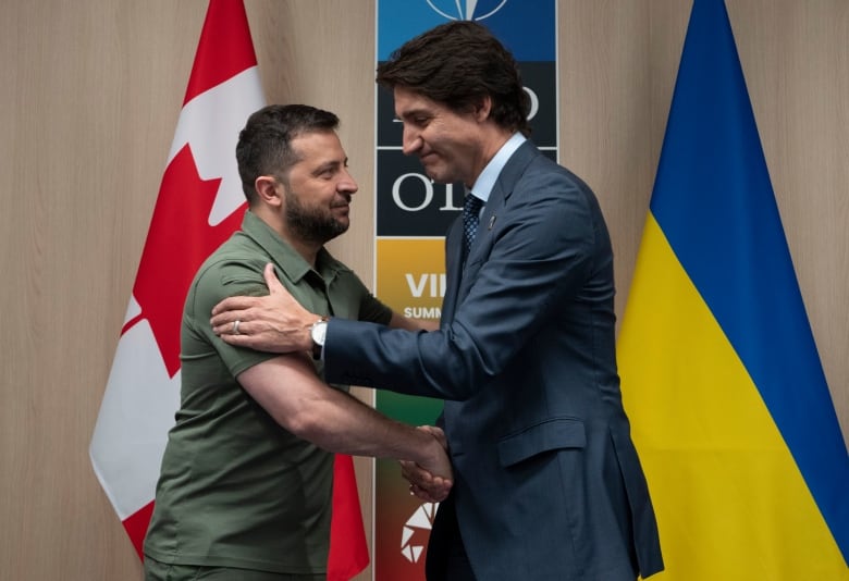 A close up image of Prime Minister Justin Trudeau shaking hands with Ukrainian President Volodymyr Zelenskyy