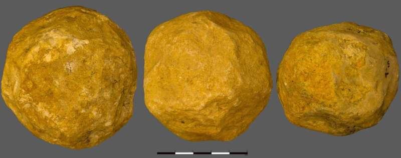 The limestone spheroids of 'Ubeidiya: Intentional imposition of symmetric geometry by early hominins?