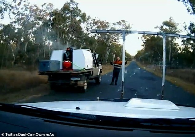 Terrifying moment tradie broken down on the side of the road loses the plot after a driver stops to see if he’s OK