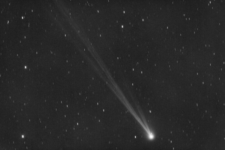 Across the Northern Hemisphere, now’s the time to catch a new comet before it vanishes for 400 years