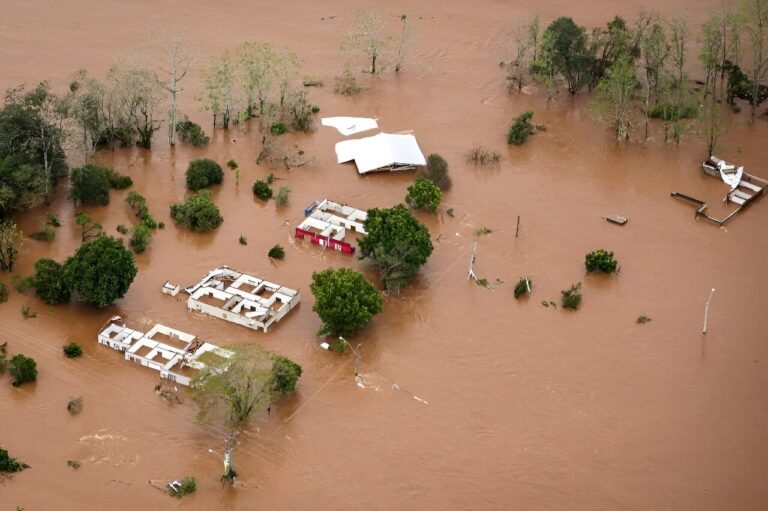 Cyclone leaves 21 dead in southern Brazil