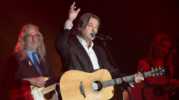 Cape Breton singer-songwriter Bruce Guthro dies at 62