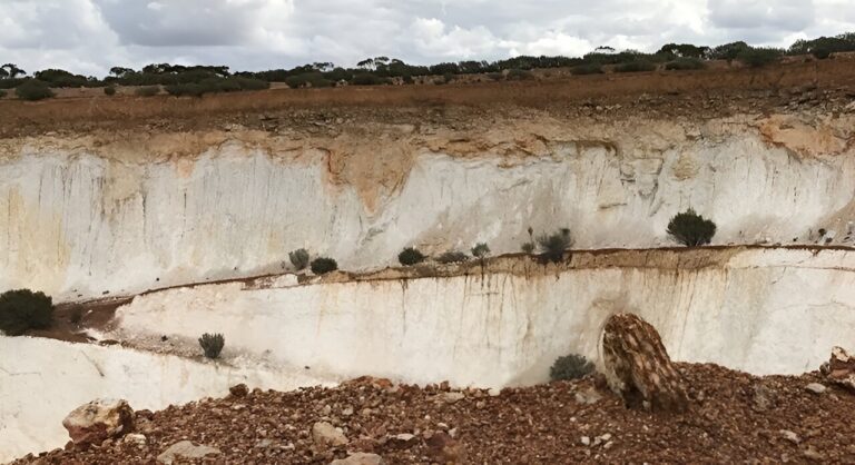 Kaolinite clay makes a great face mask, but it may hold key to location of gold and critical minerals