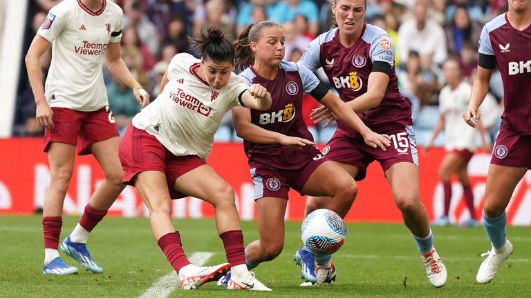 Lucia Garcia scores Manchester United&#39;s equaliser against Aston Villa