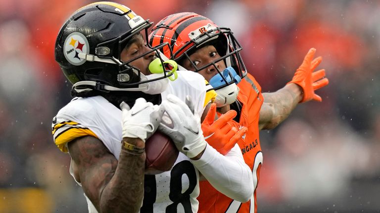 Johnson (18) makes a catch against the Bengals 