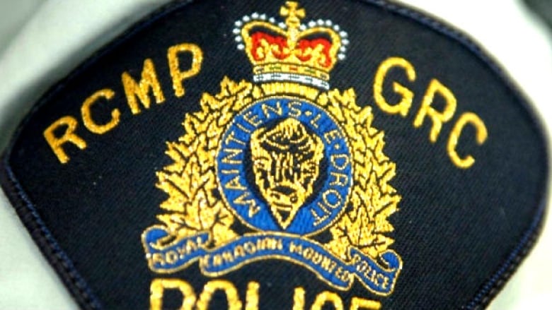 A close-up picture of an RCMP badge.