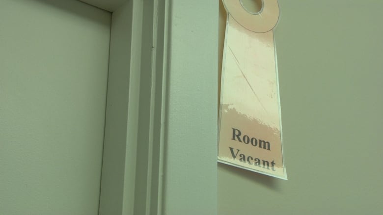 A sign on a door says "room vacant."