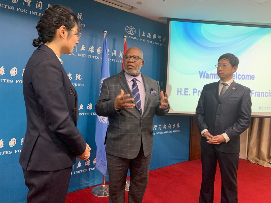 The President of the General Assembly, Mr. Dennis Francis, is talking with researchers at Shanghai Institutes for International Studies. 