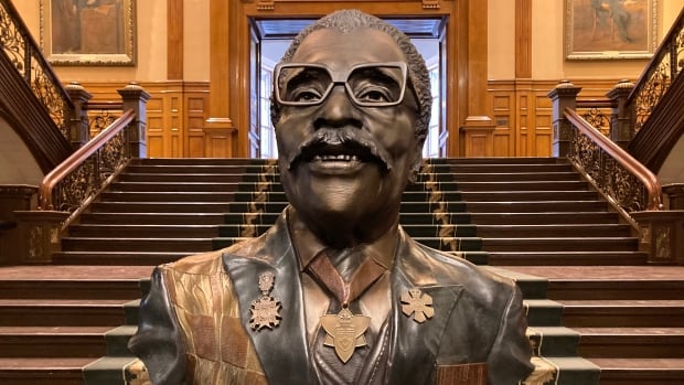 Bust of Lincoln Alexander, Canada’s 1st Black MP and former Ontario LG, unveiled at Queen’s Park