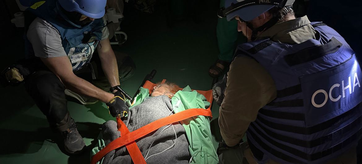 UN staff help to transfer patients out of Nasser Hospital in Gaza.