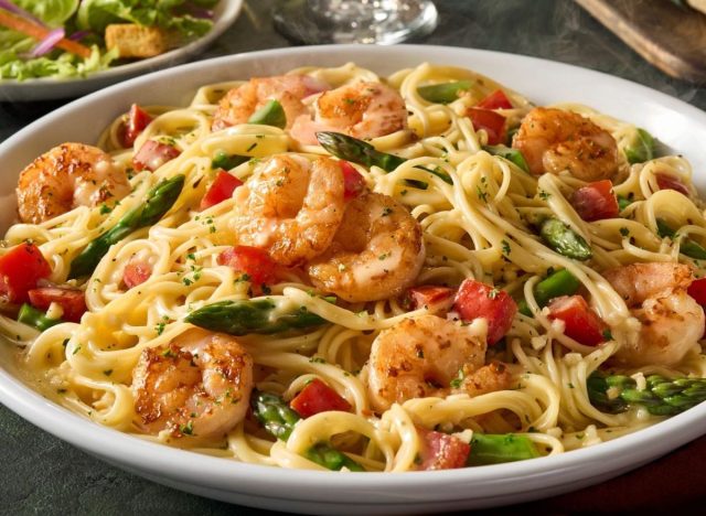 plate of Olive Garden shrimp scampi