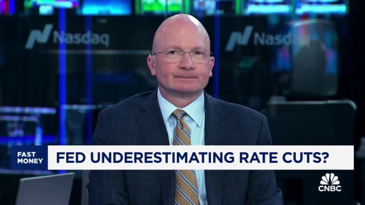 Buy stocks on weakness that typically benefit from rate cuts, Canaccord’s Tony Dwyer suggests