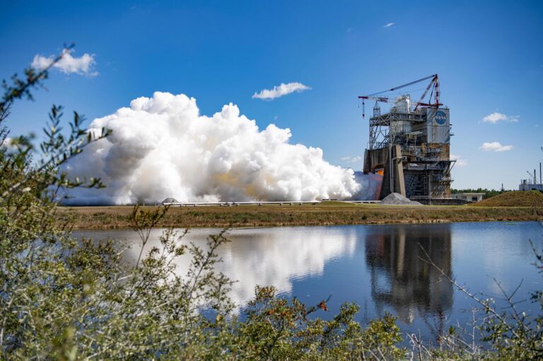 NASA’s RS-25 Engine Test Blazes a Trail for Artemis Moonshots