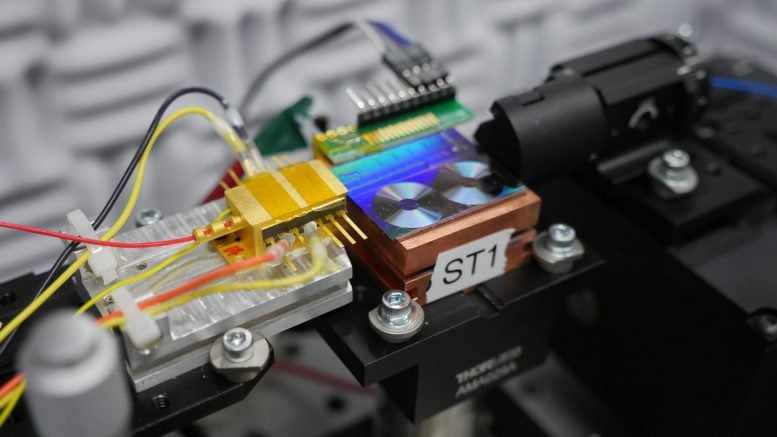 Chip for Converting Light Into Microwave Signals