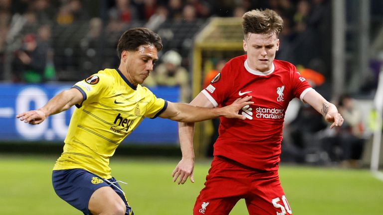 Liverpool's Ben Doak battles for the ball with Union SG's Kevin Mac Allister