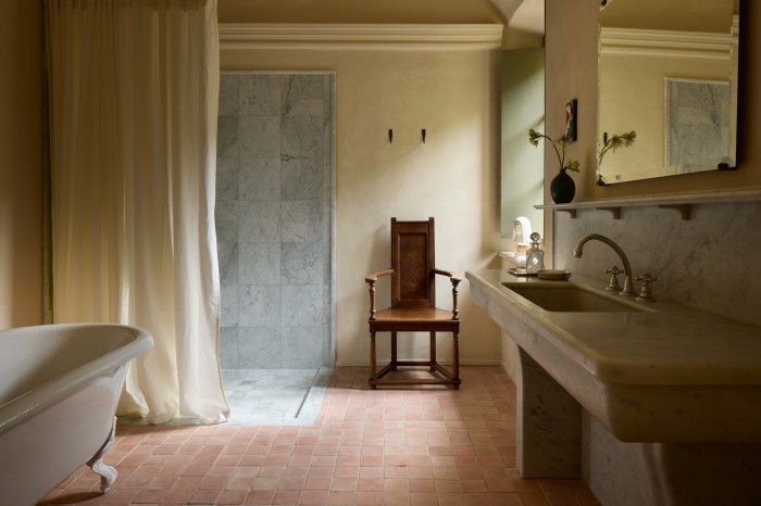 The bathroom of Terrasse du Cloître suite