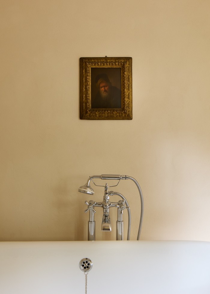 The bathtub in Terrasse du Cloître suite