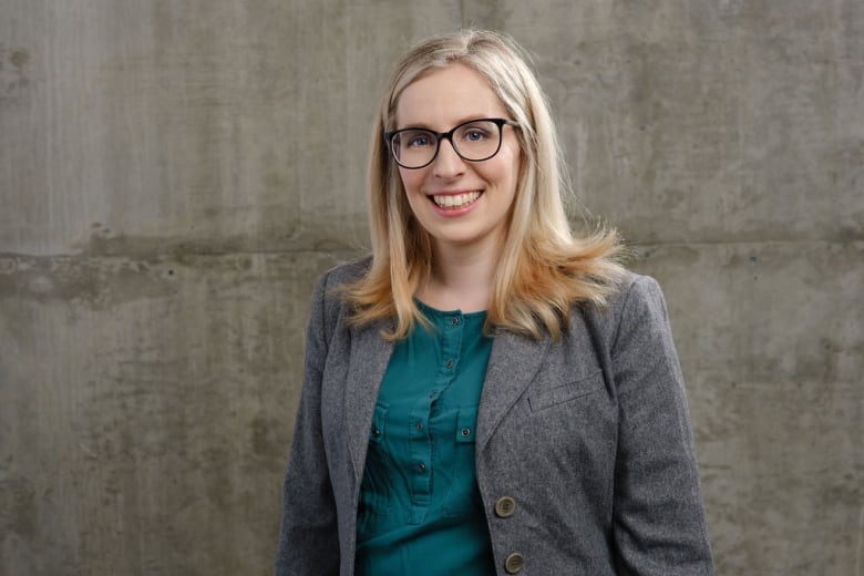 A blonde lady with glasses