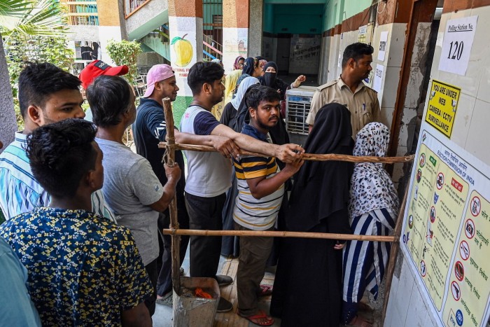 A line of voters