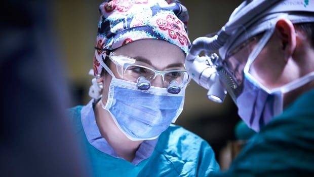 More female doctors in the operating room could improve patient outcomes: study