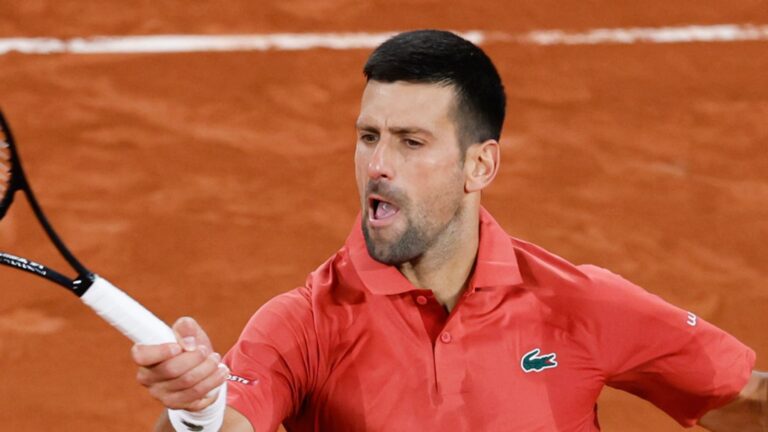 Djokovic wraps up straight-sets win over Carballes Baena LIVE!