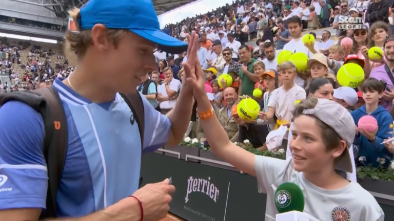 Alex de Minaur with super fan ‘Paul,’ video after Daniil Medvedev win