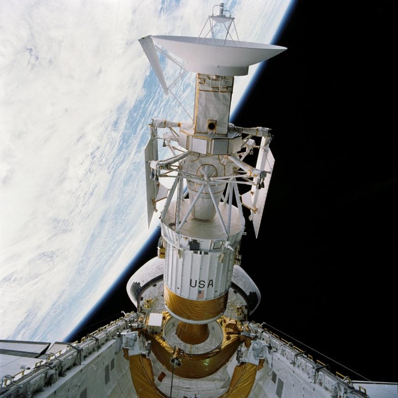 Space Shuttle Atlantis Releases Magellan Spacecraft